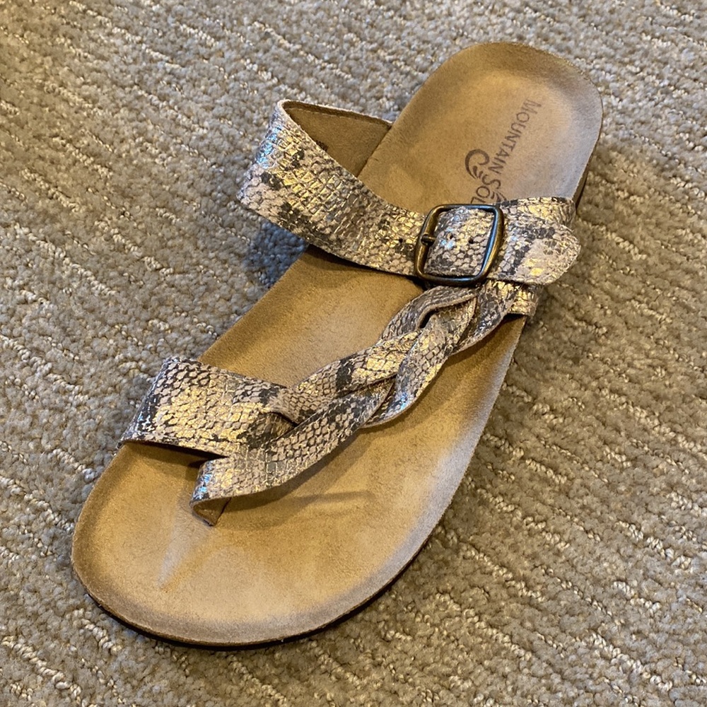 Women’s Mountain Sole Size 8 Sandals